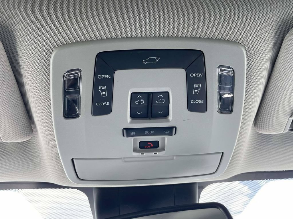 Used 2025 Toyota Sienna XLE FWD image 38
