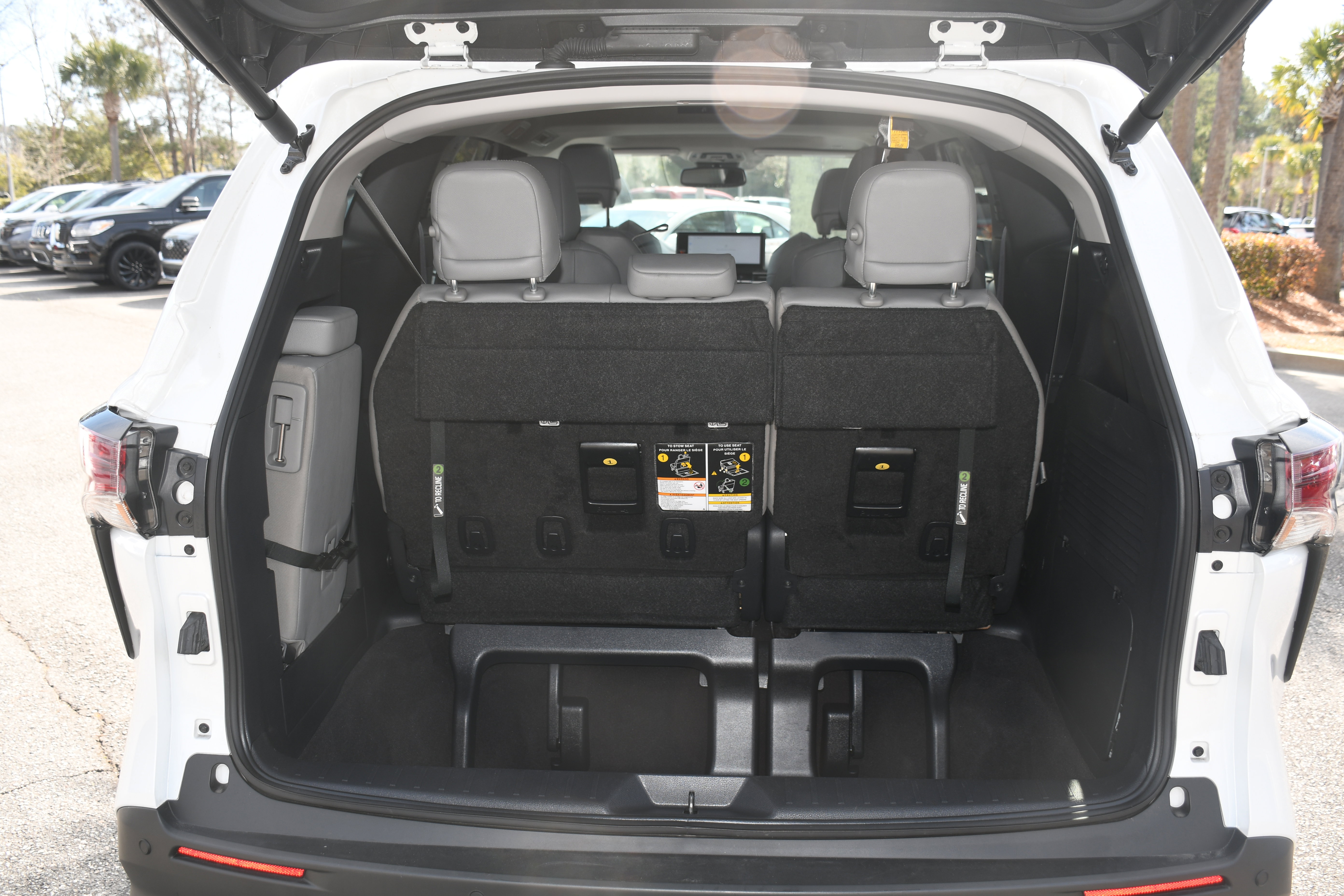 Used 2025 Toyota Sienna XLE w/ XLE Plus Package image 18