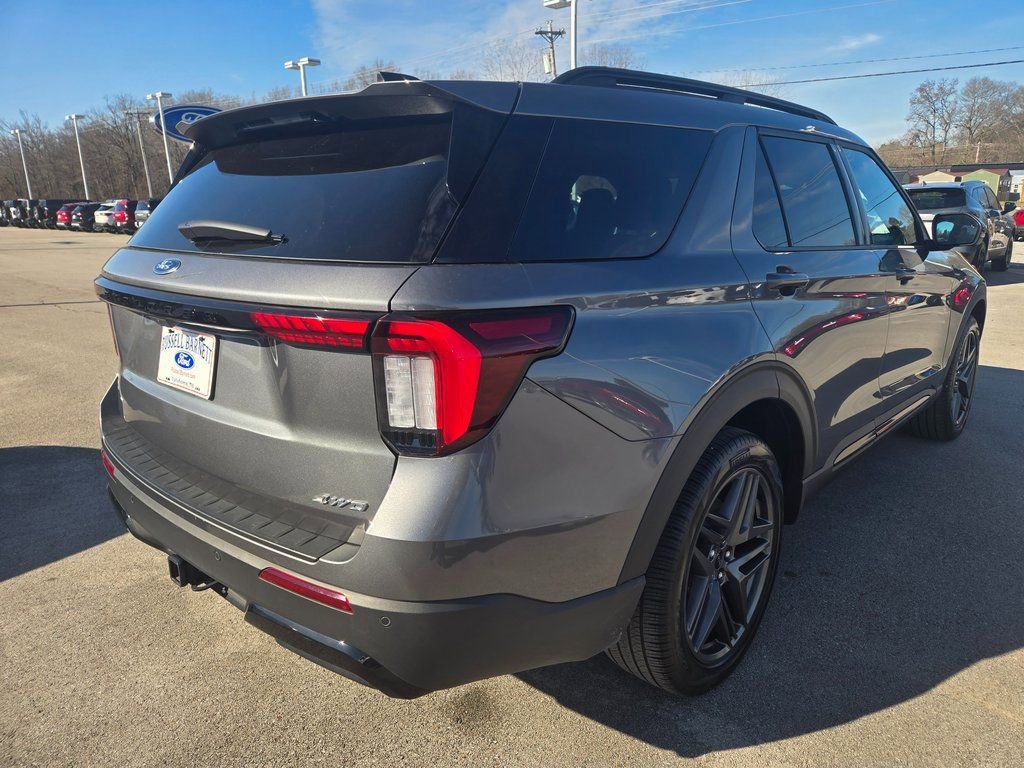 Used 2025 Ford Explorer ST-Line w/ ST-Line Street Pack image 4