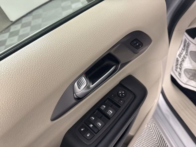 Used 2023 Chrysler Pacifica Touring-L image 34