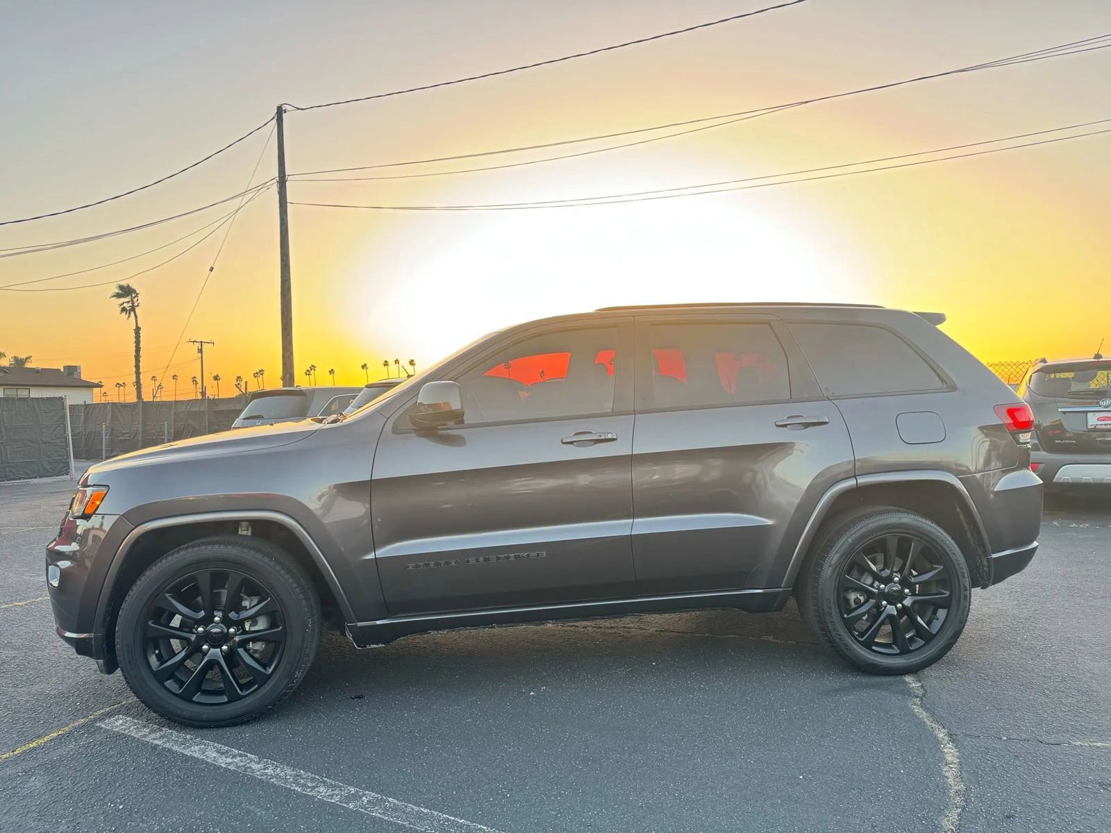 Used 2018 Jeep Grand Cherokee Altitude image 3