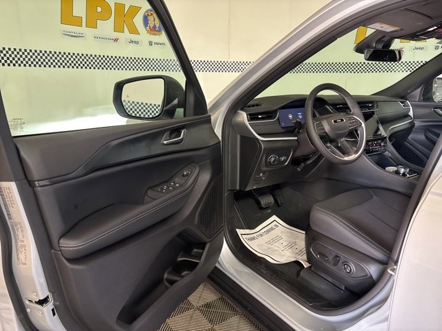 New 2025 Jeep Grand Cherokee Laredo X w/ Luxury Tech Group I image 14