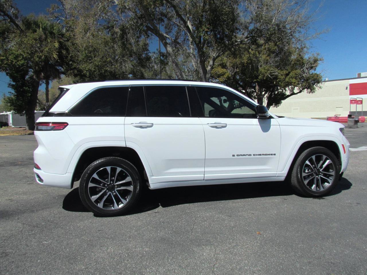 Used 2023 Jeep Grand Cherokee Overland w/ Luxury Tech Group IV RWD image 10