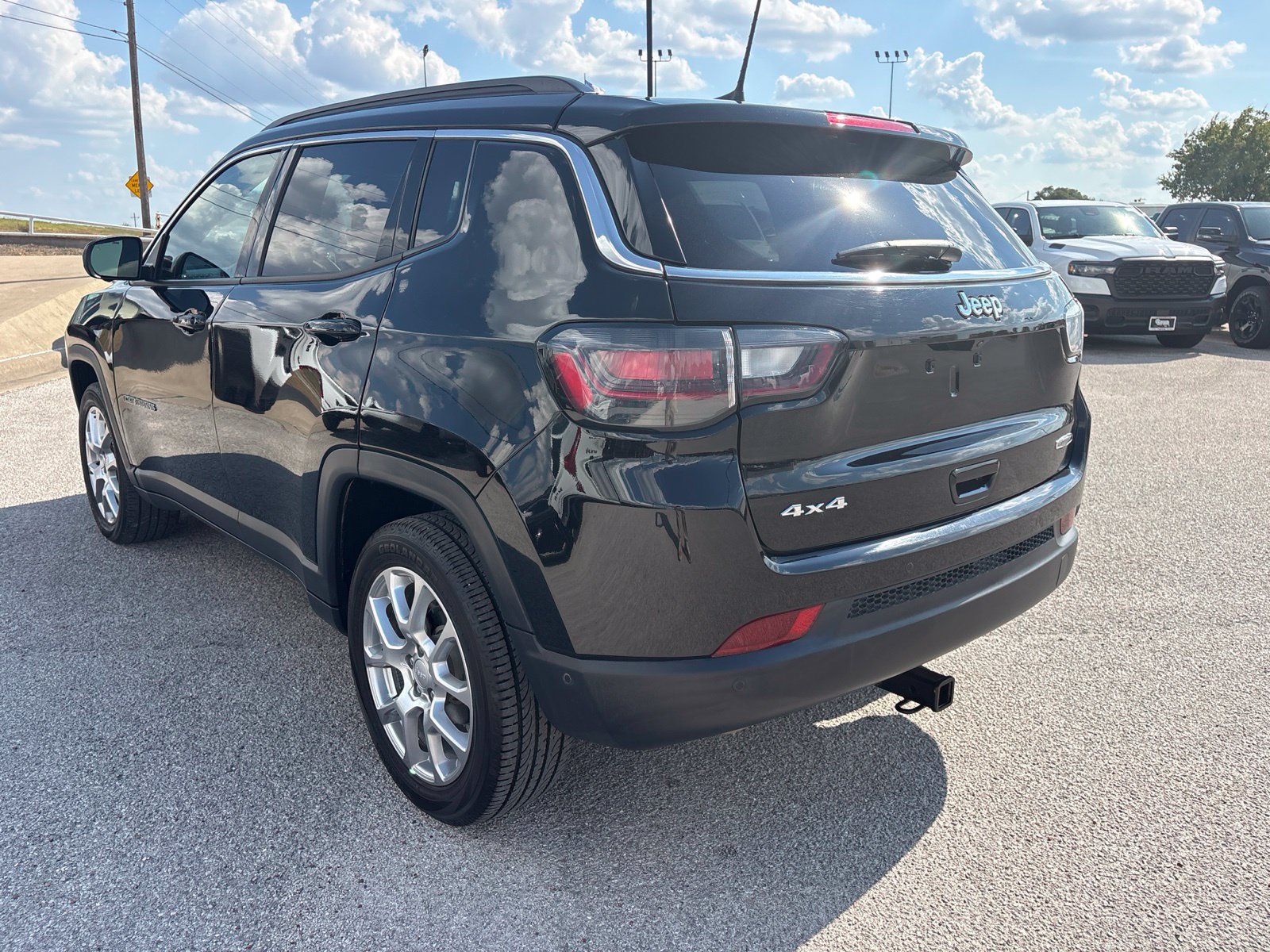 Used 2024 Jeep Compass Latitude w/ Sun and Sound Group AWD/4WD image 4