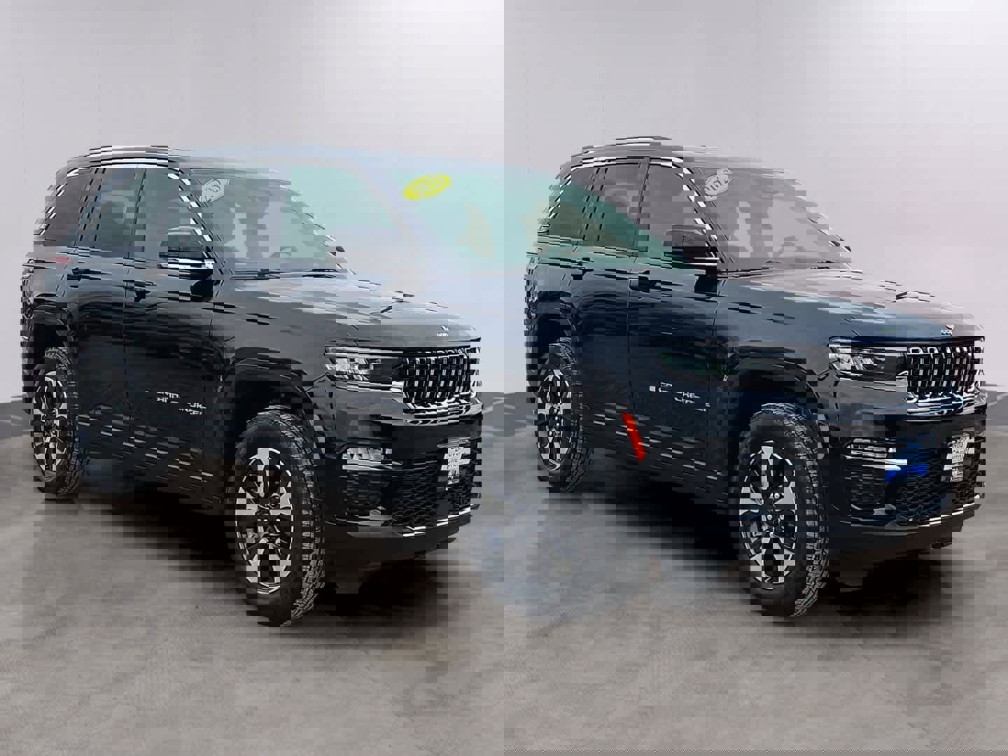 Used 2023 Jeep Grand Cherokee 4WD 4xe image 3