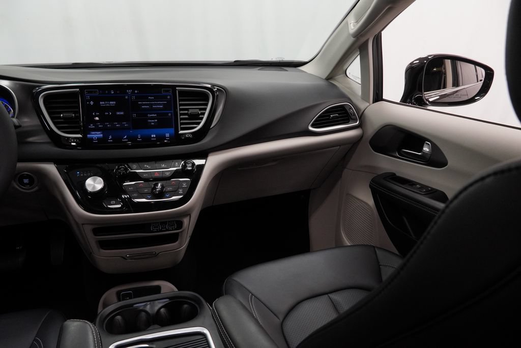 Certified 2024 Chrysler Pacifica Touring-L FWD image 32