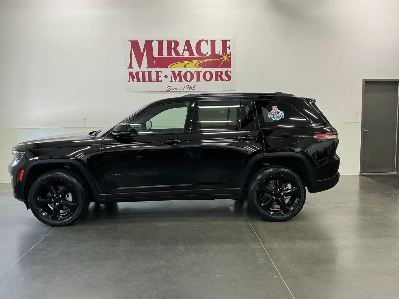 Used 2023 Jeep Grand Cherokee Altitude AWD/4WD image 2