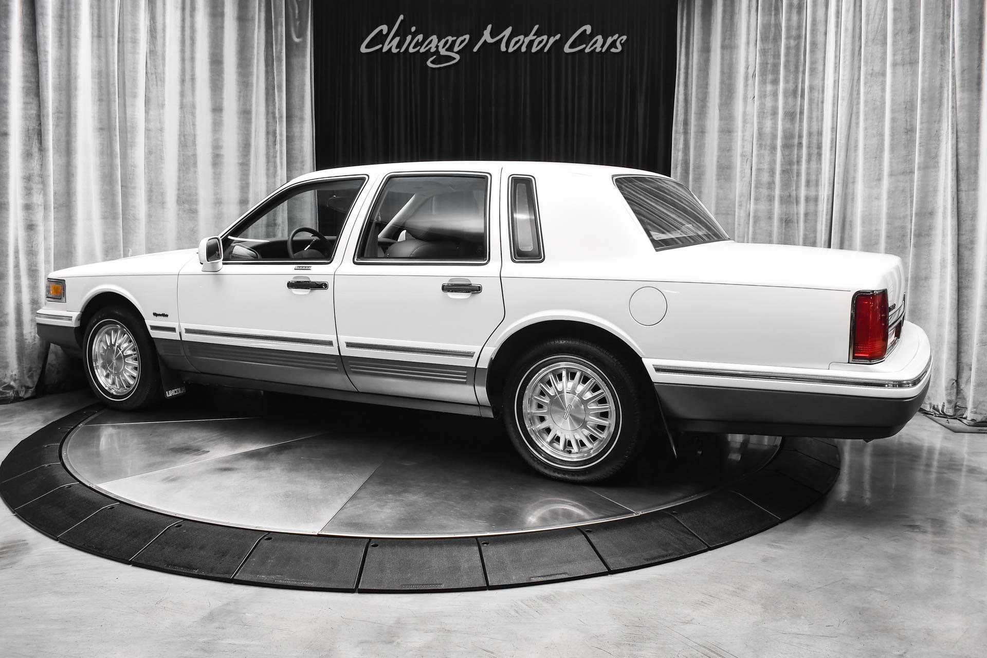 Used 1997 Lincoln Town Car Signature image 3