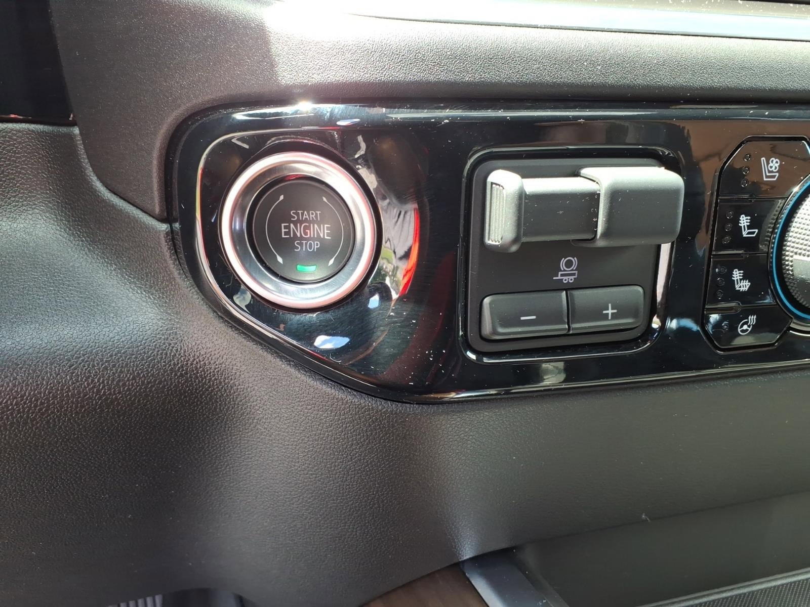 Used 2025 Chevrolet Silverado 1500 High Country AWD/4WD image 23