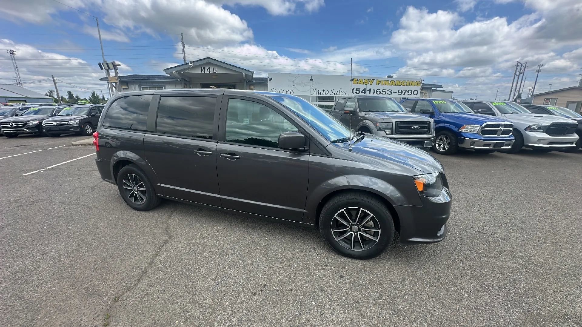 Used 2018 Dodge Grand Caravan SE image 2