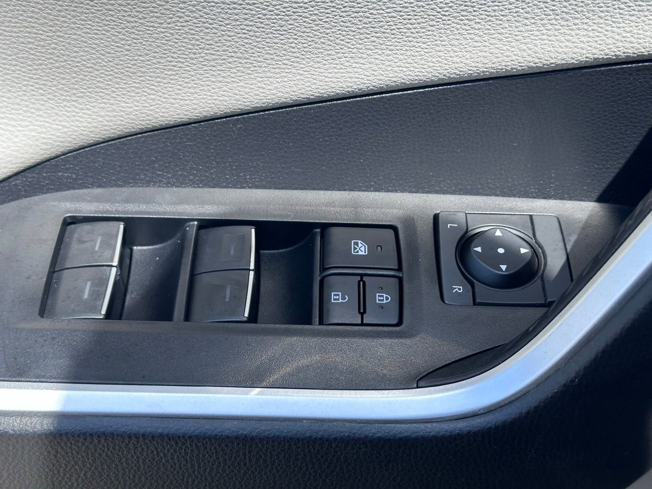 Used 2022 Toyota RAV4 Limited image 21