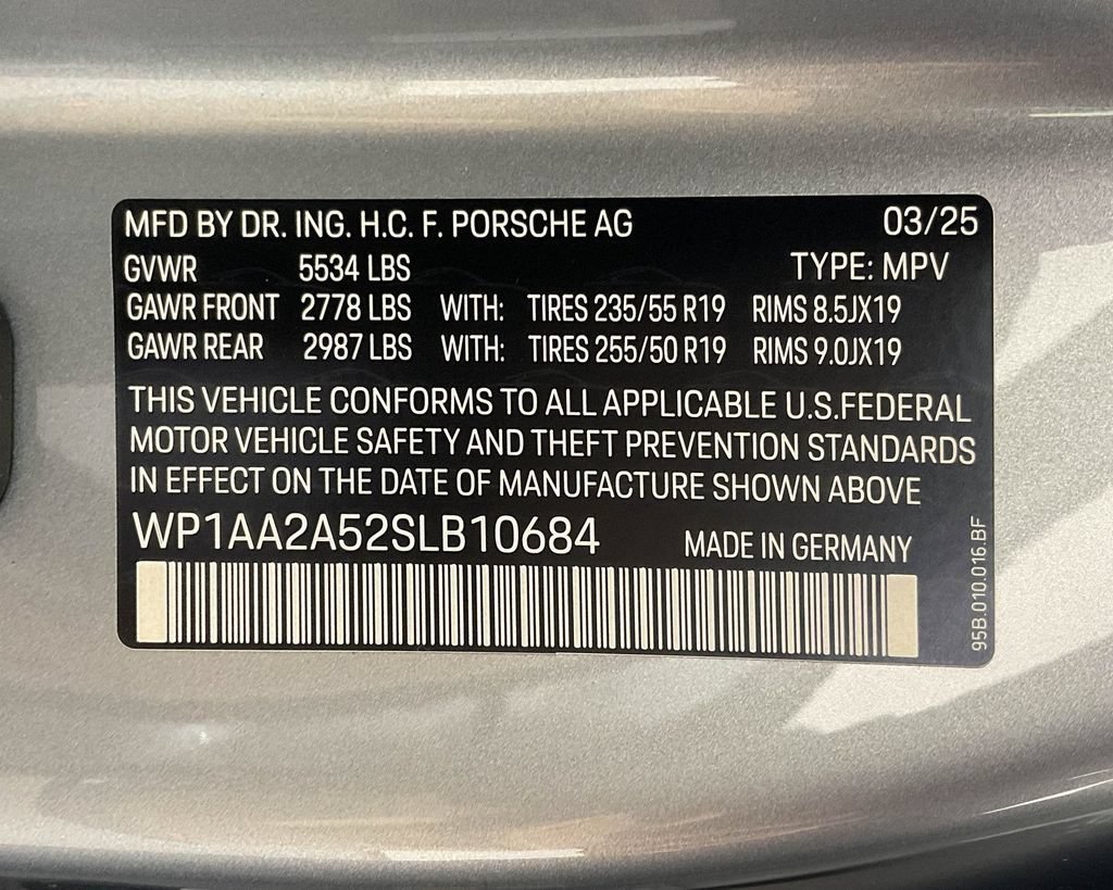Certified 2025 Porsche Macan AWD/4WD image 32