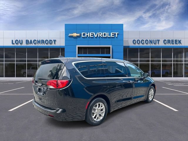 Used 2023 Chrysler Voyager LX FWD image 8