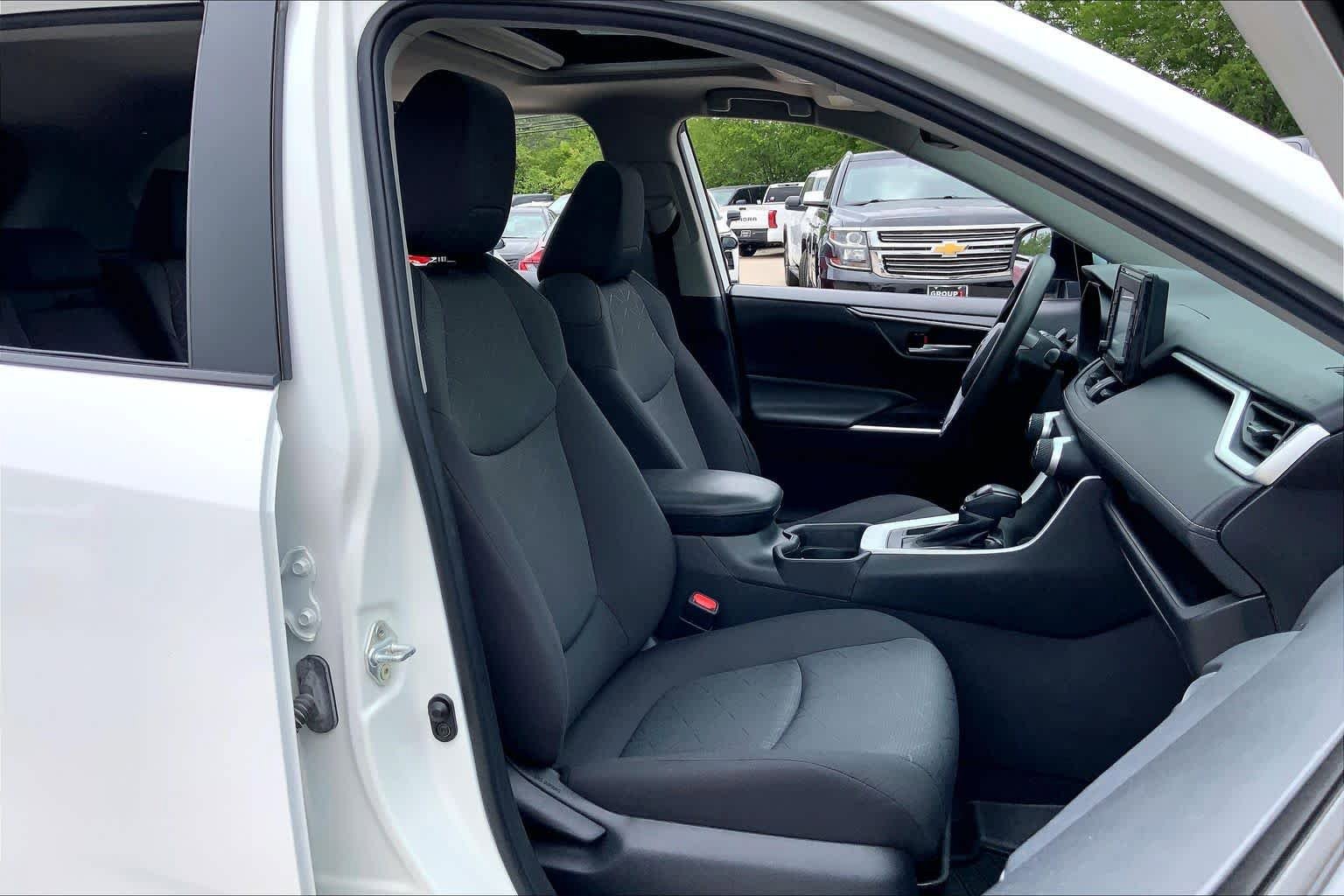 Used 2021 Toyota RAV4 XLE w/ Convenience Package FWD image 9