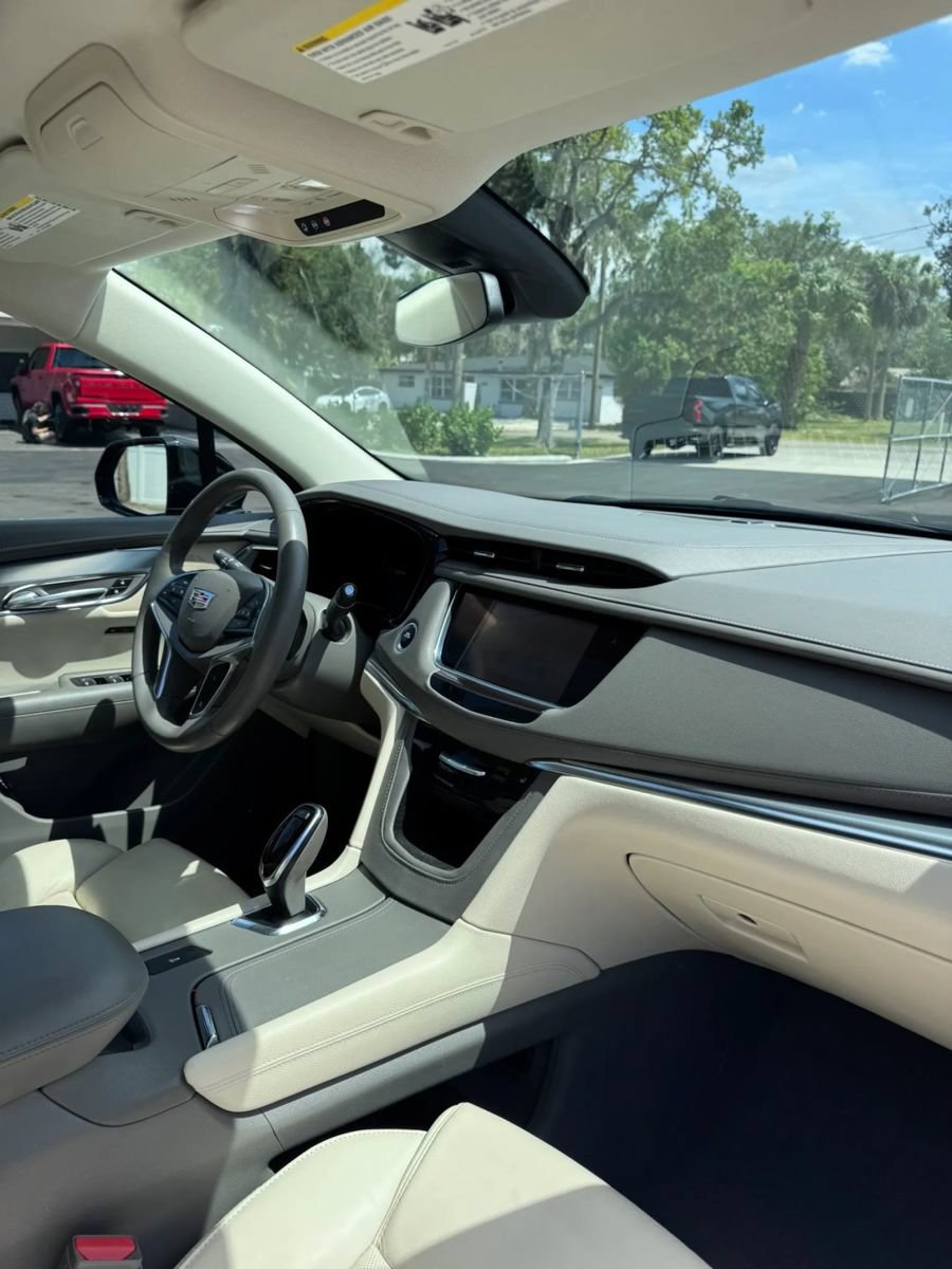 Used 2017 Cadillac XT5 Luxury w/ Driver Awareness Package FWD image 11