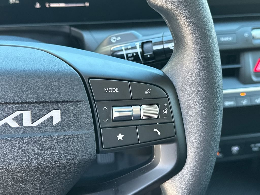 New 2025 Kia K4 LX image 17