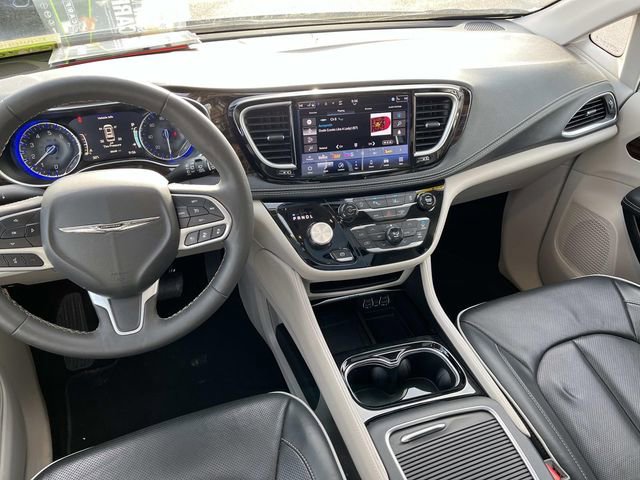 Used 2024 Chrysler Pacifica Limited image 13