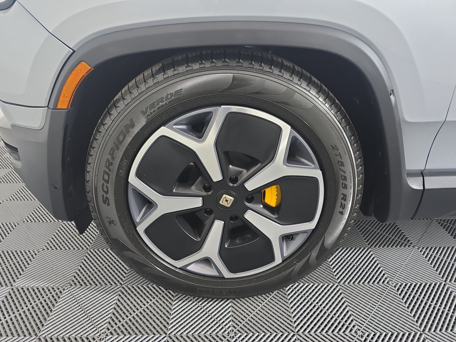 Used 2024 Rivian R1S Adventure AWD/4WD image 9
