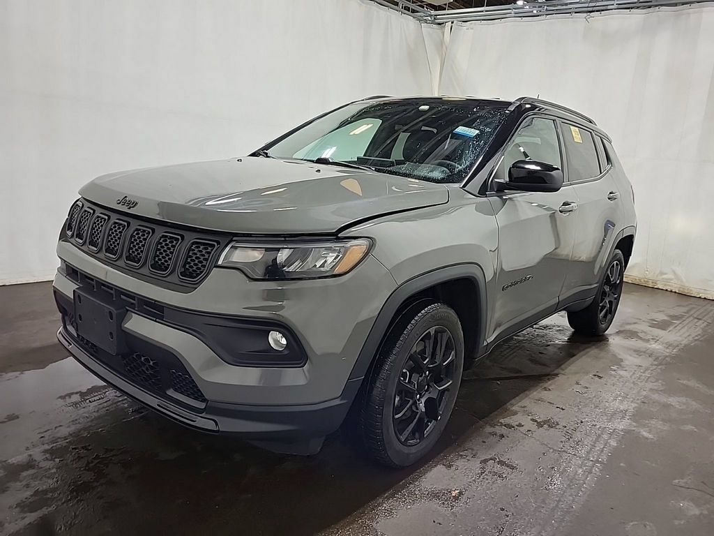 Used 2023 Jeep Compass Latitude AWD/4WD image 2