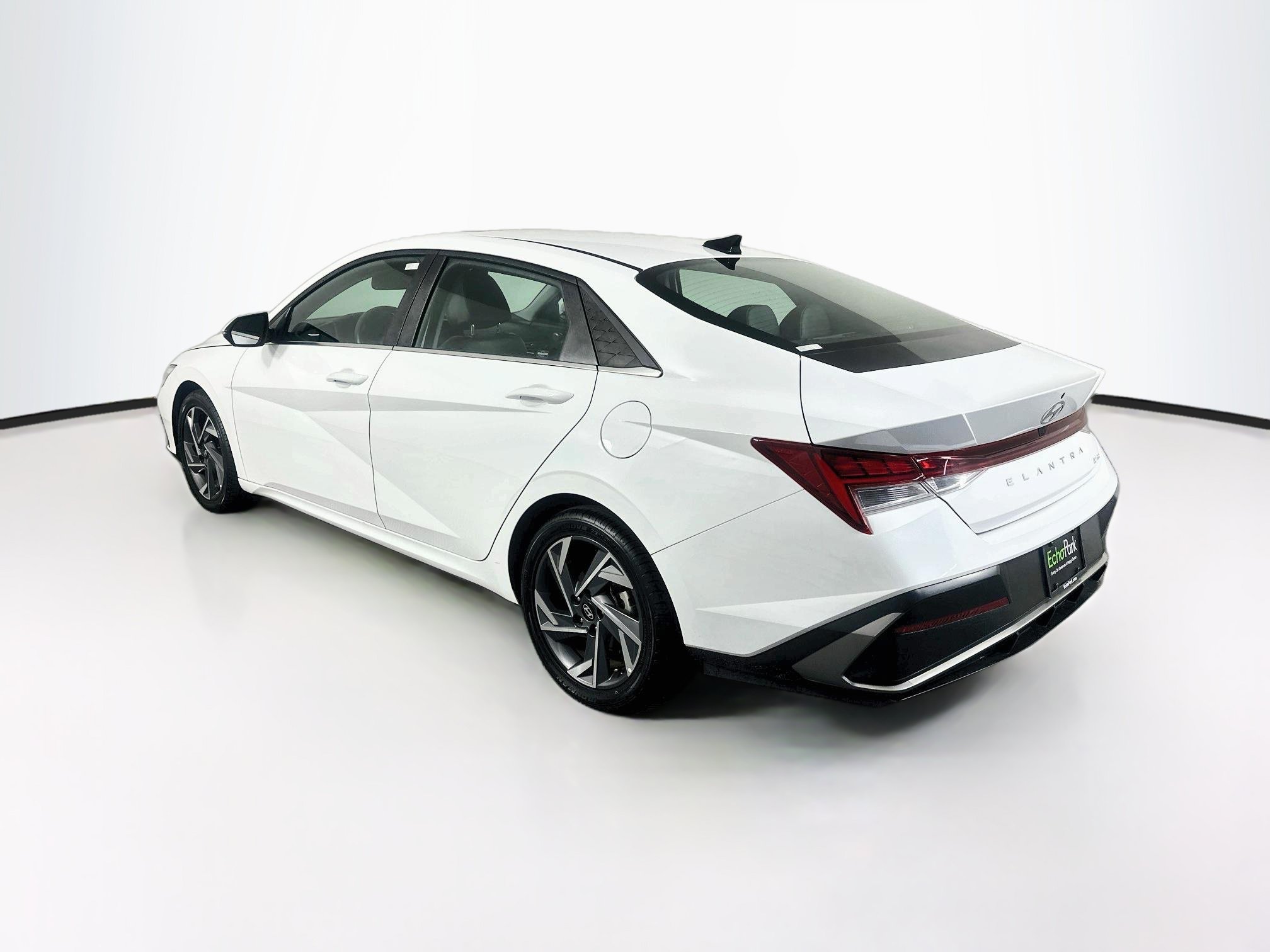 Used 2025 Hyundai Elantra Limited FWD image 5