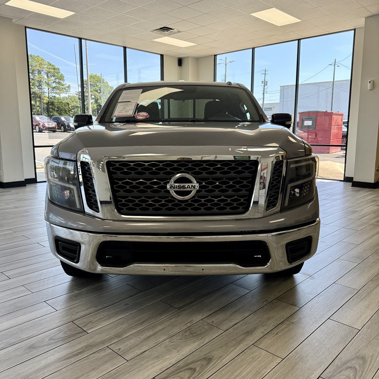Used 2017 Nissan Titan SV RWD image 2