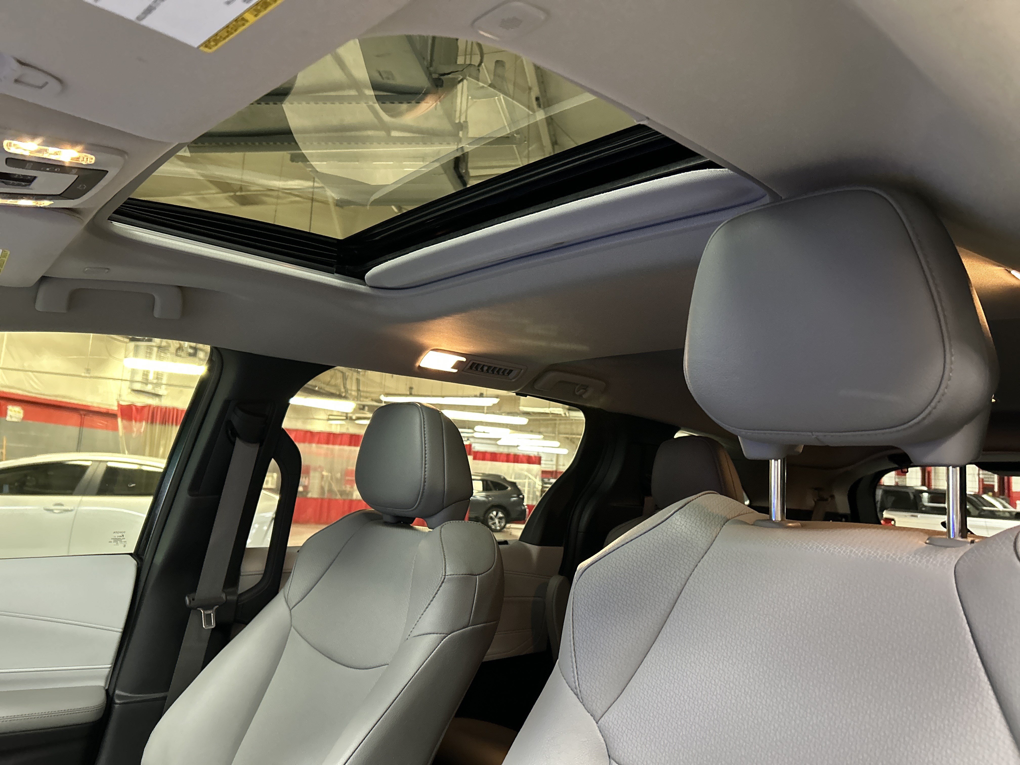 Certified 2025 Toyota Sienna XLE FWD image 28