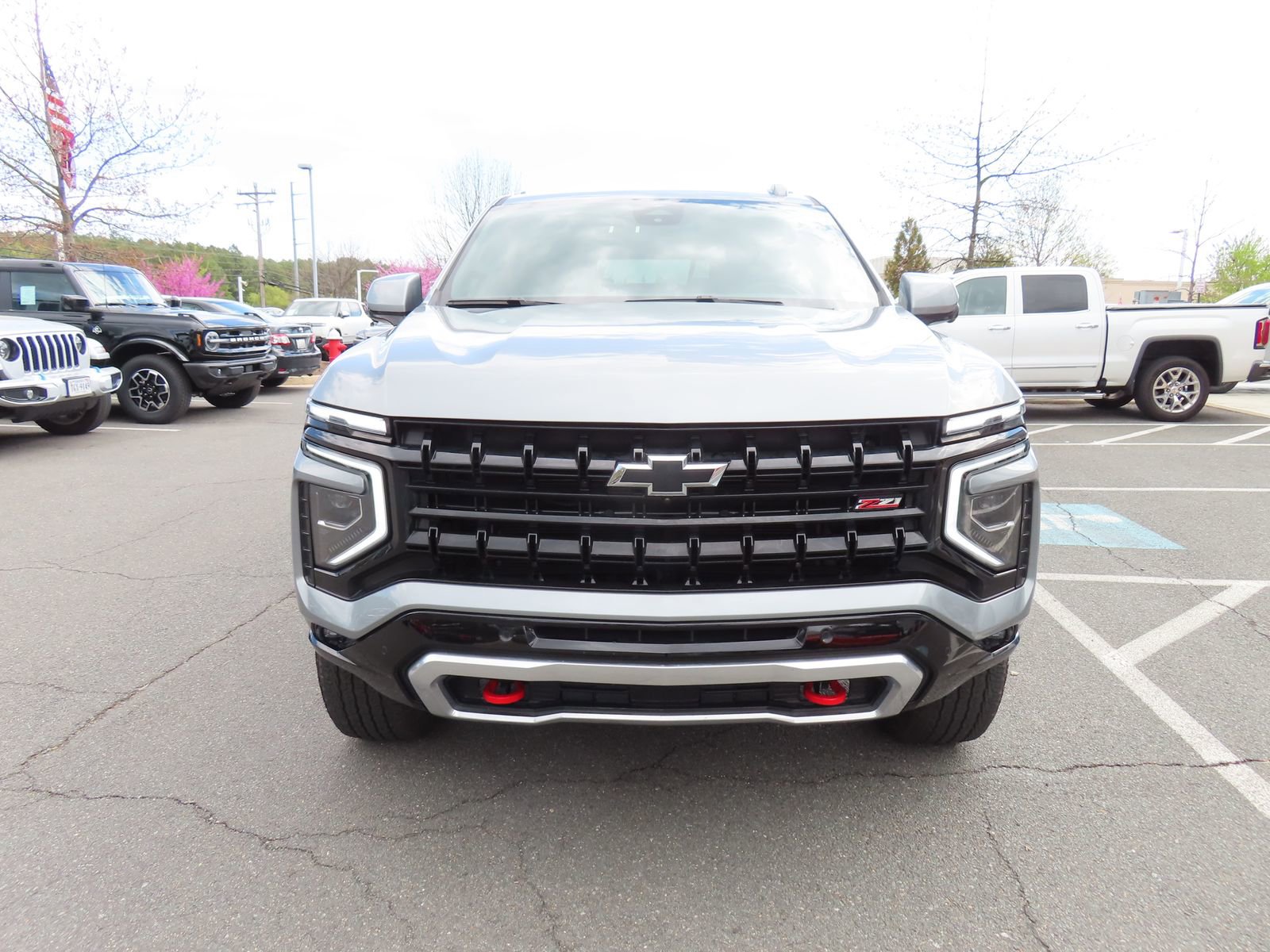 Used 2025 Chevrolet Suburban Z71 image 2