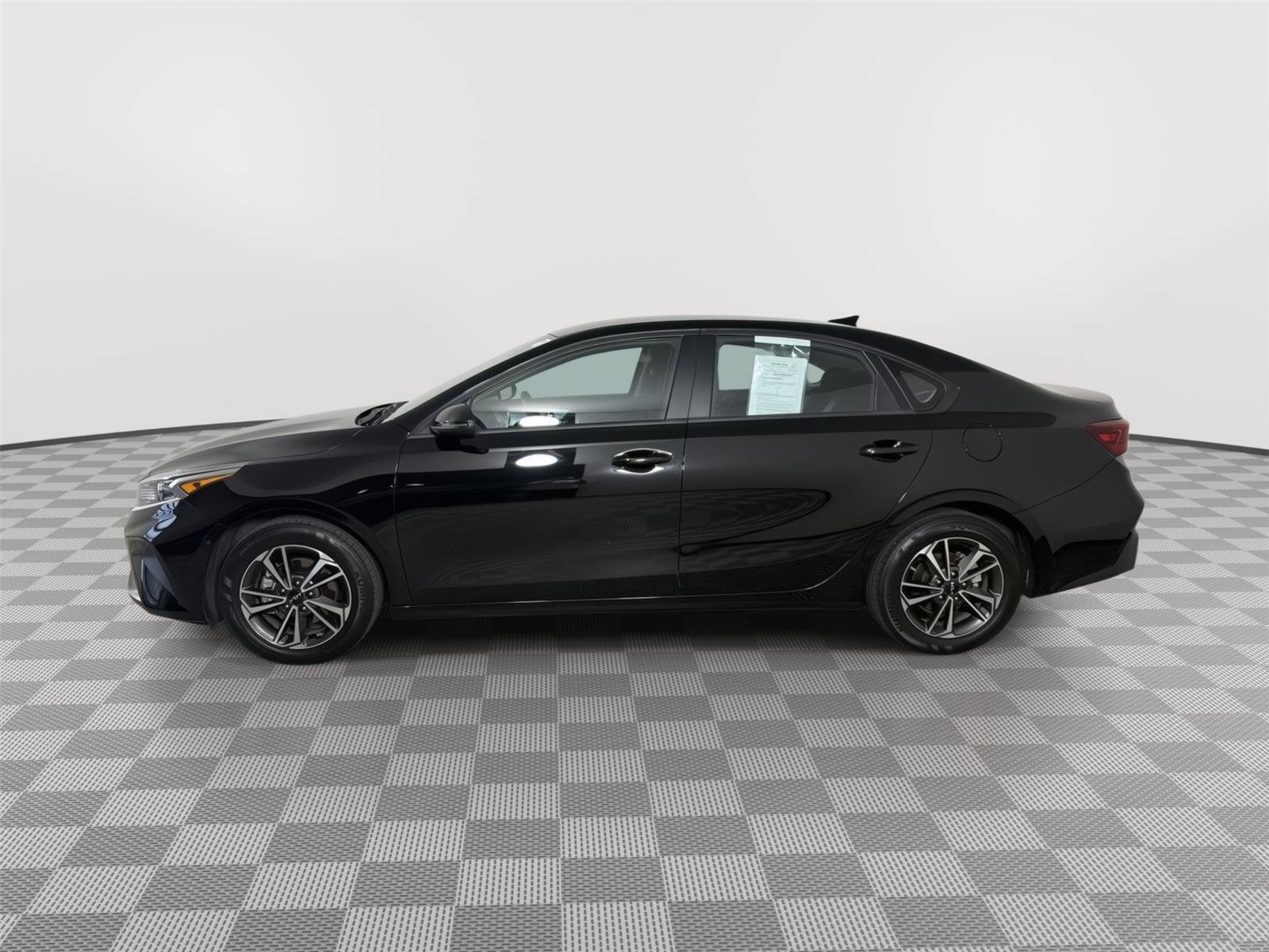 Used 2024 Kia Forte LXS w/ LXS Technology Package FWD image 4