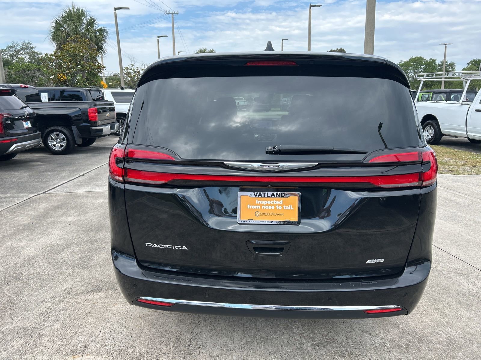 Certified 2023 Chrysler Pacifica Touring-L AWD/4WD image 4