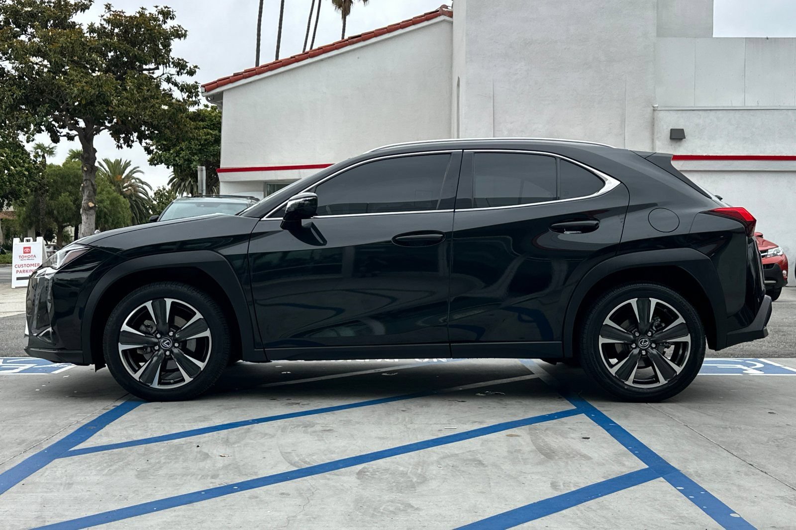 Used 2021 Lexus UX 200 w/ Accessory Package (Z2) FWD image 7