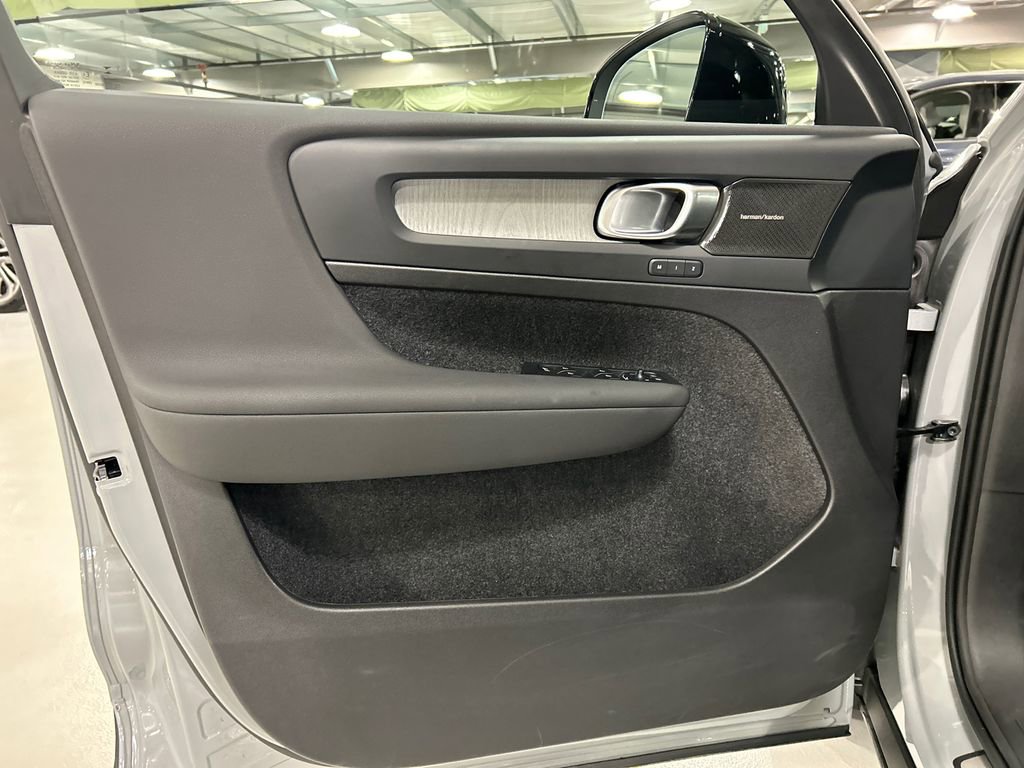 Used 2026 Volvo XC40 B5 Ultra w/ Climate Package image 9
