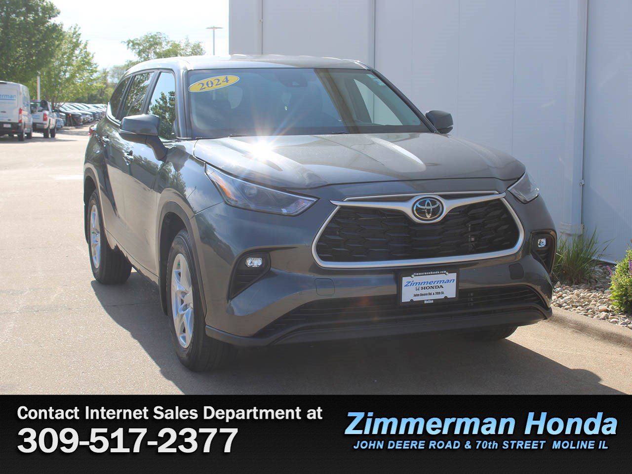 Used 2024 Toyota Highlander LE AWD/4WD image 3