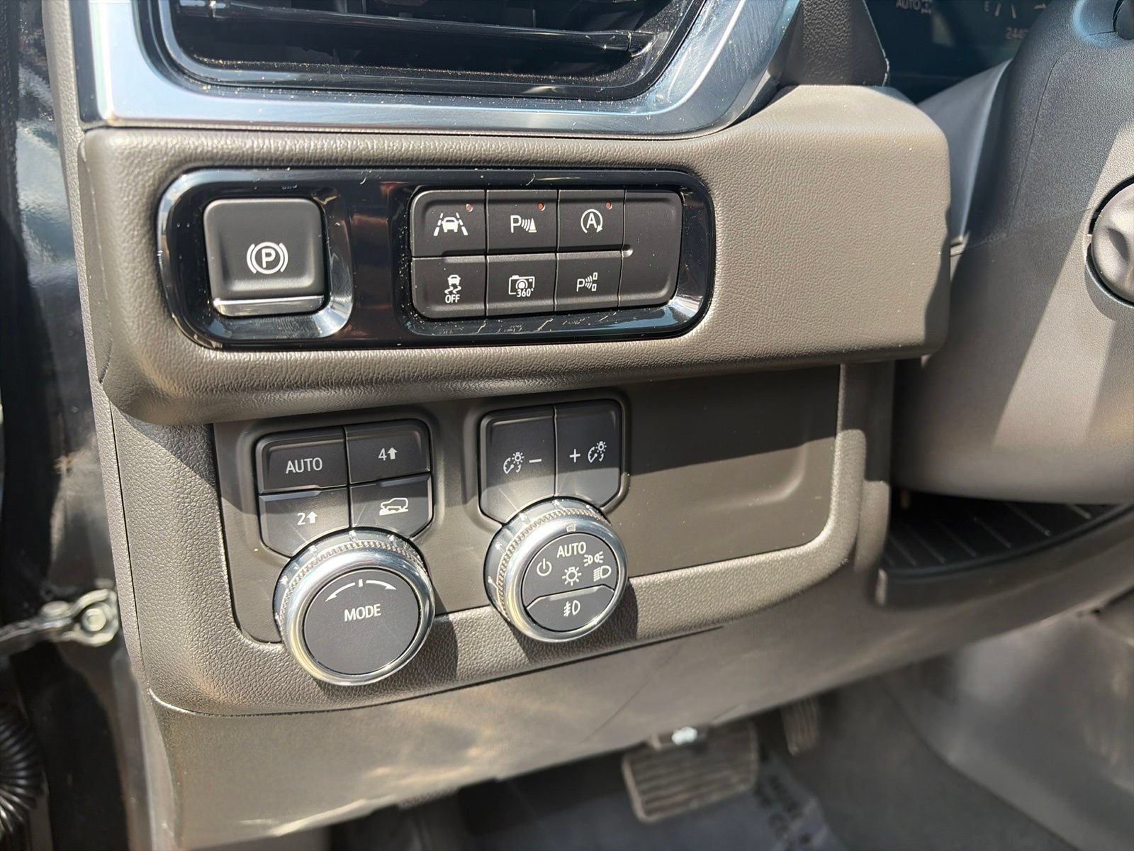 Used 2025 GMC Yukon Denali AWD/4WD image 12