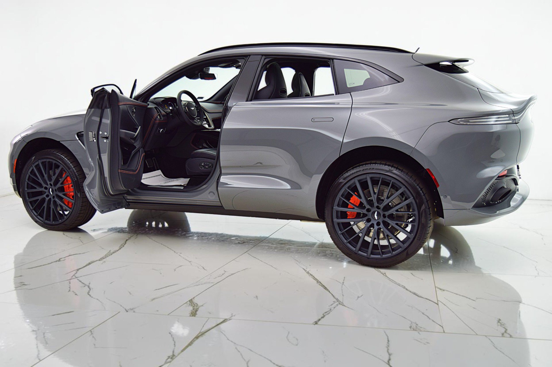 Used 2023 Aston Martin DBX AWD/4WD image 6
