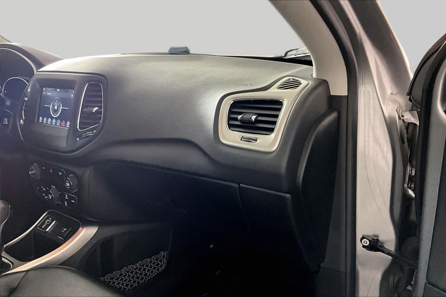 Used 2021 Jeep Compass Latitude FWD image 17