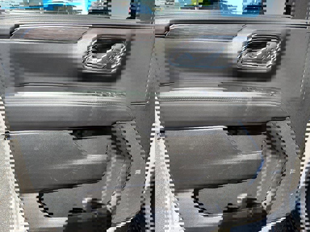 Used 2024 Chevrolet Suburban LT image 10