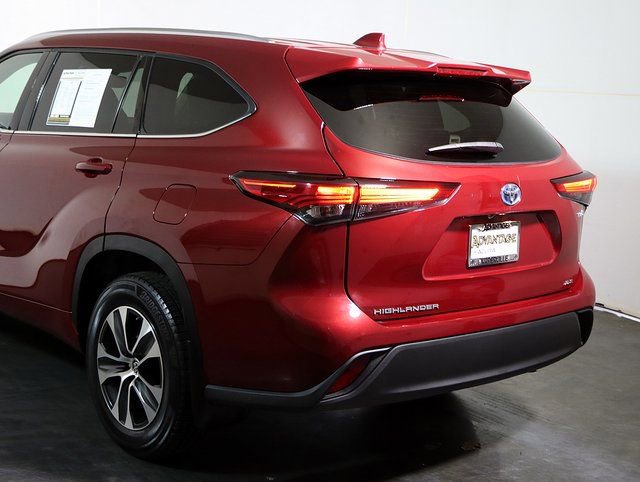 Used 2020 Toyota Highlander XLE image 11