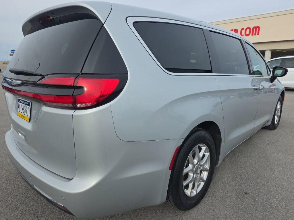 Used 2024 Chrysler Pacifica Touring-L FWD image 5