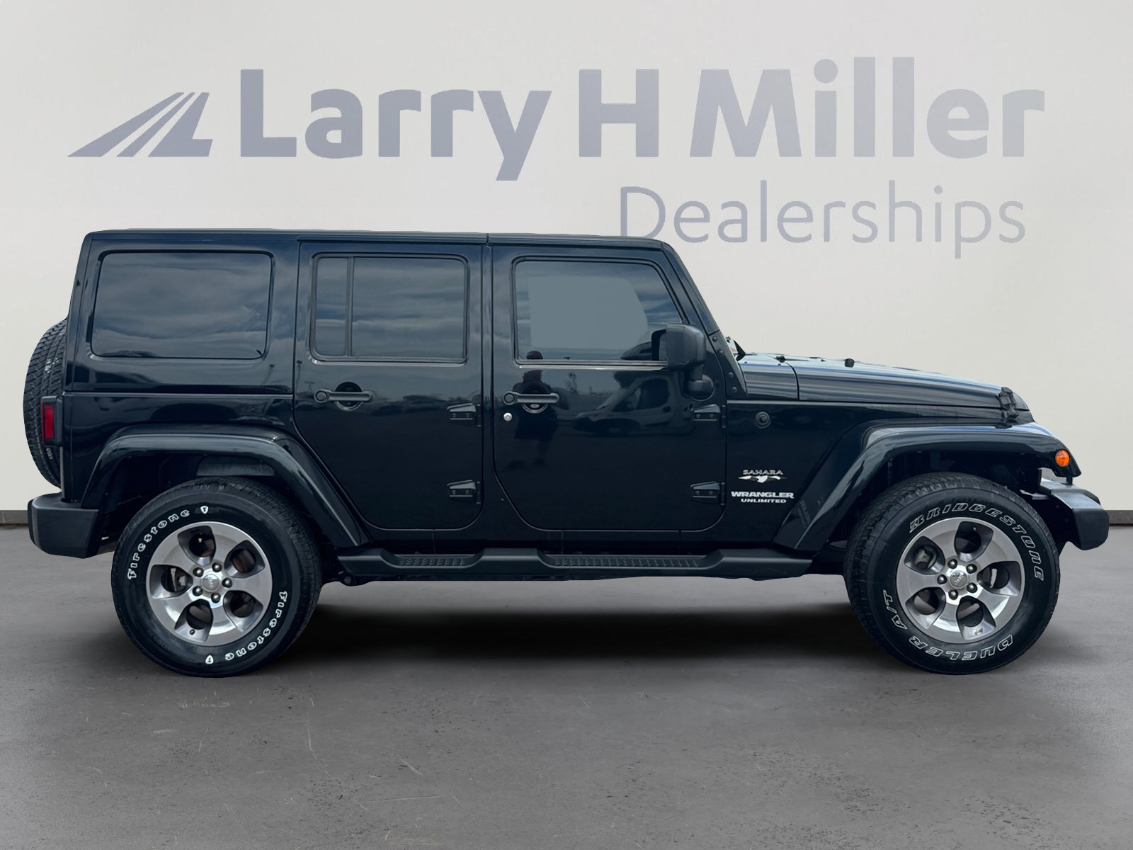Used 2016 Jeep Wrangler Unlimited Sahara w/ Connectivity Group AWD/4WD image 6