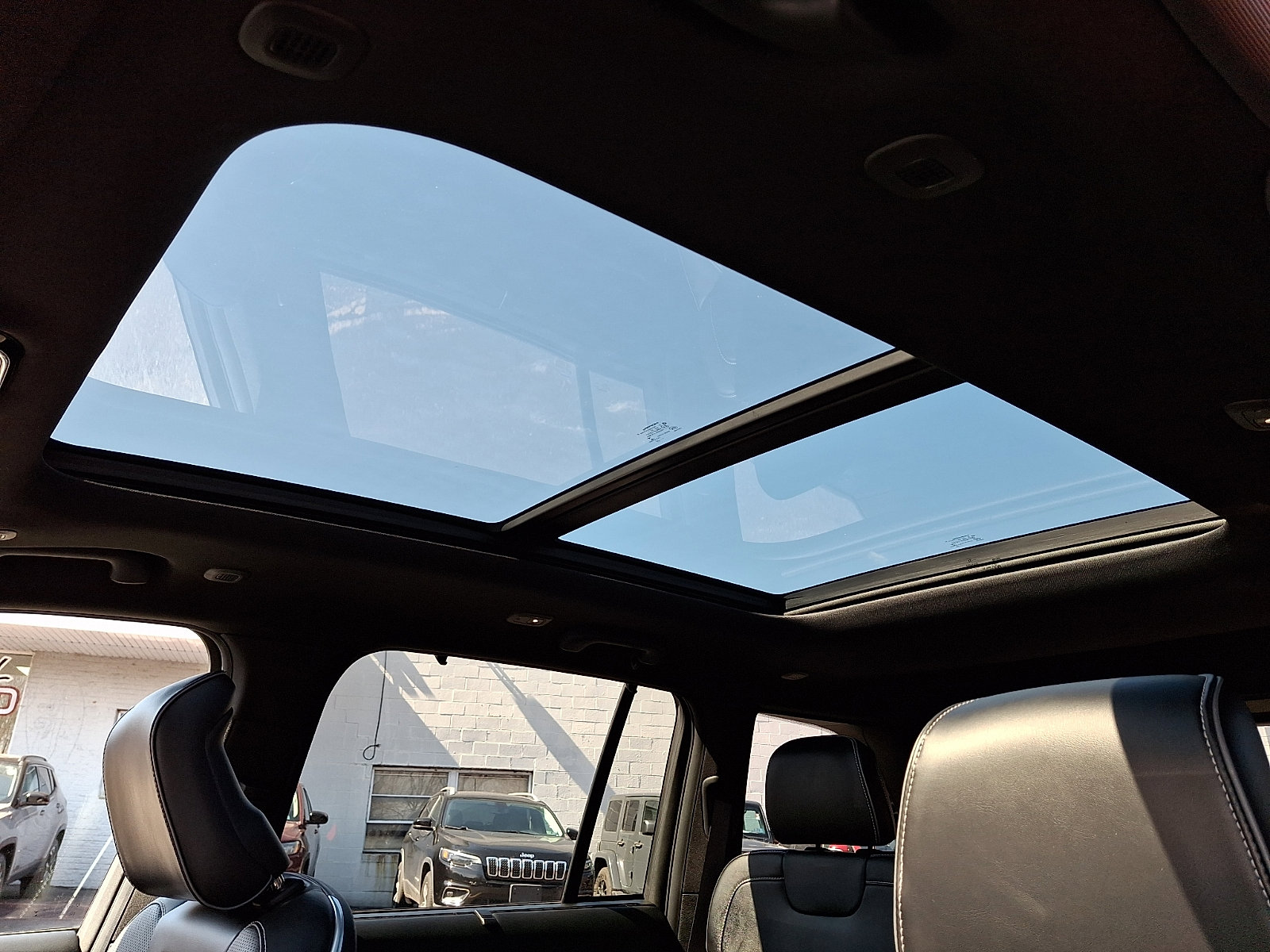 Certified 2022 Jeep Grand Cherokee Overland w/ Luxury Tech Group IV image 16