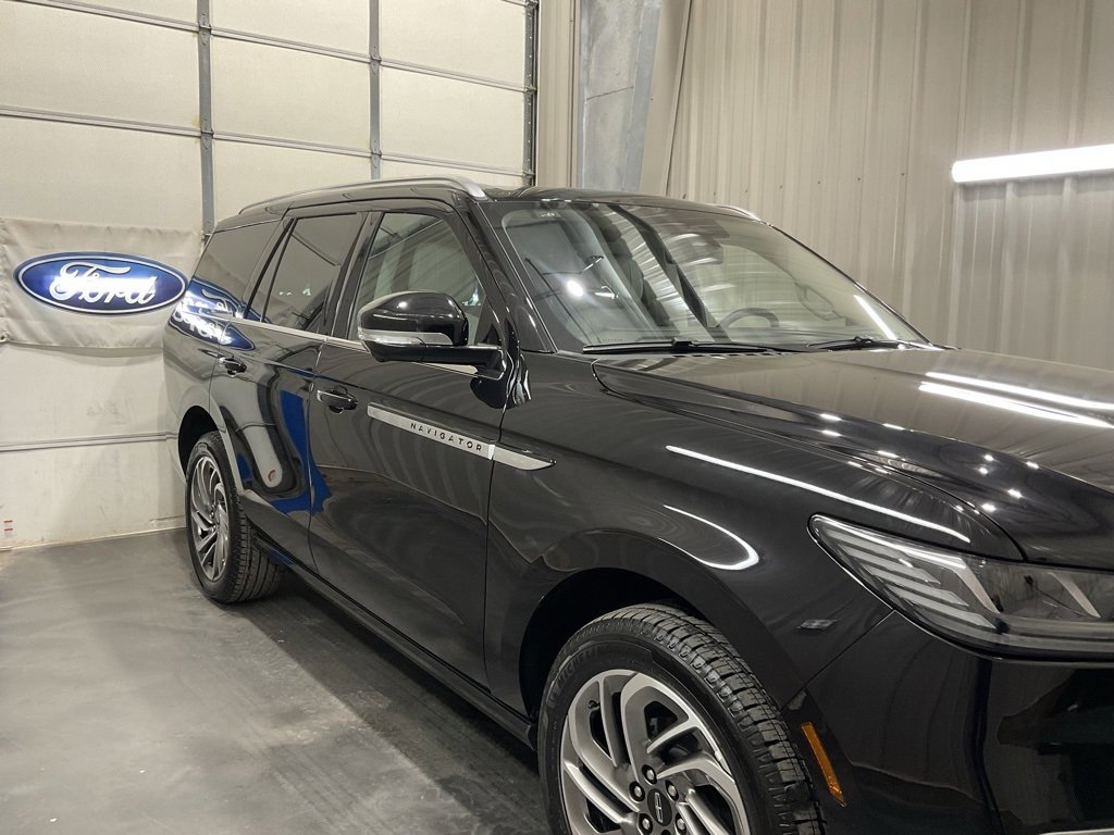 Used 2025 Lincoln Navigator Reserve image 4