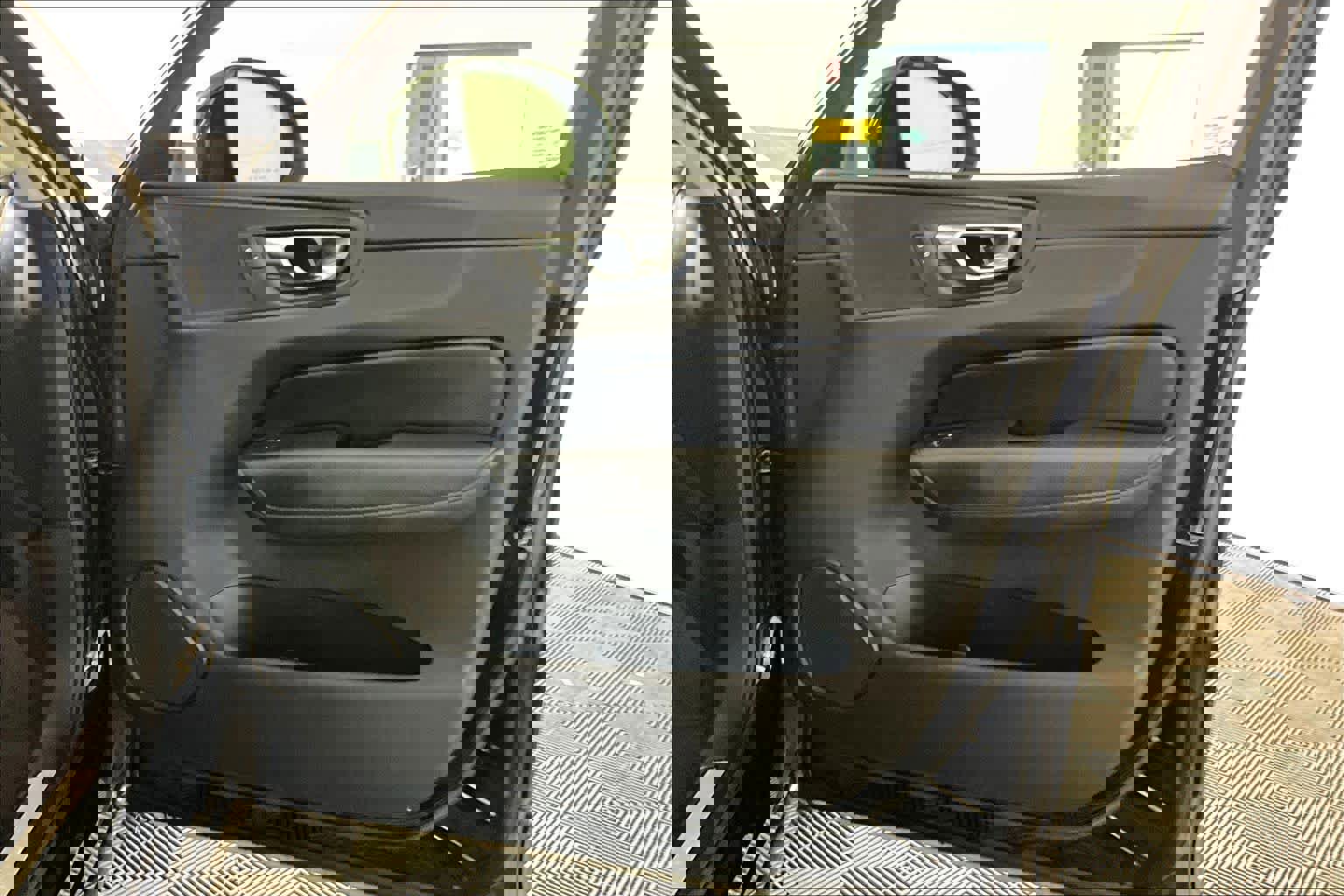 Used 2020 Volvo XC60 T5 Momentum w/ Premium Package image 22