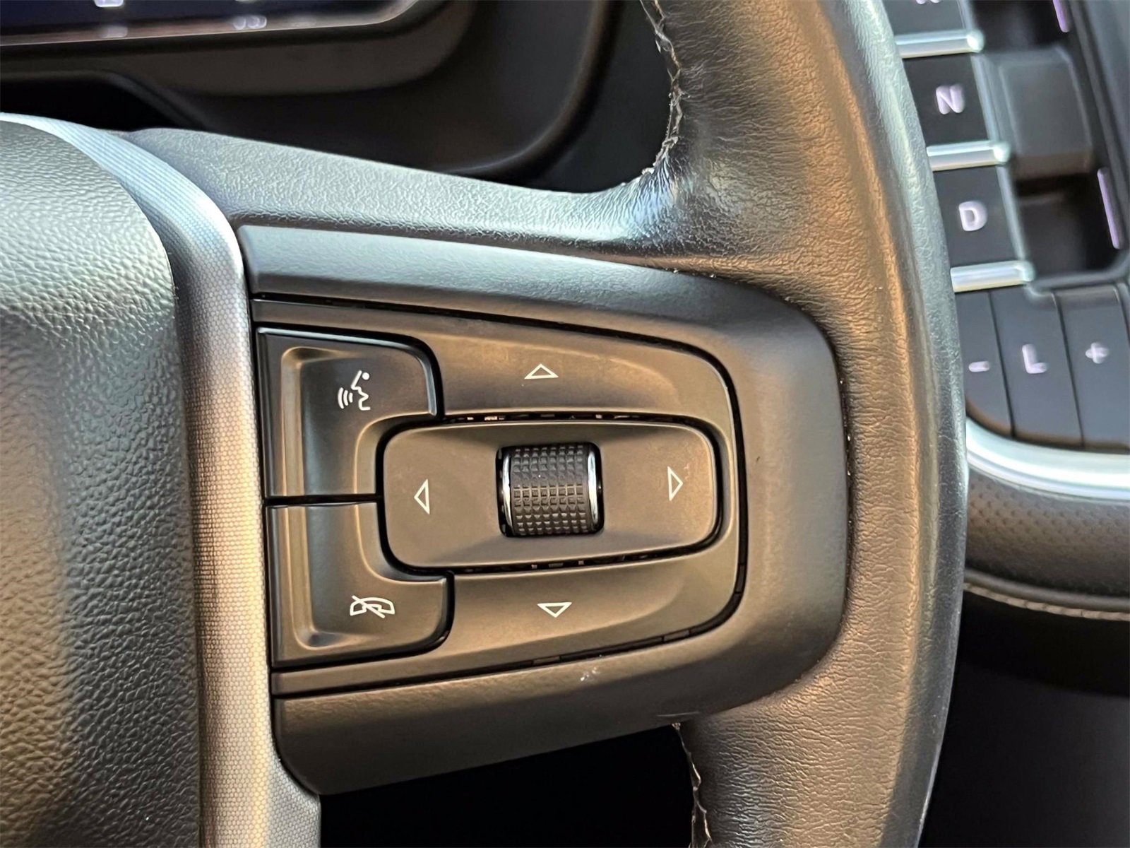 Used 2023 GMC Yukon XL SLT image 28