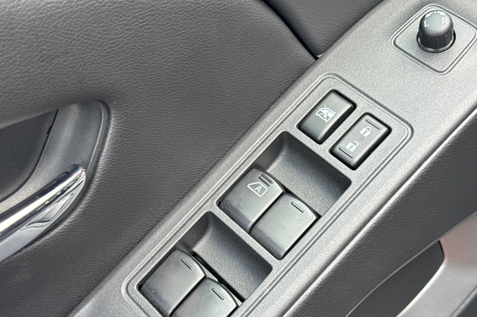 Used 2025 Nissan Frontier SV w/ SV Convenience Package image 14