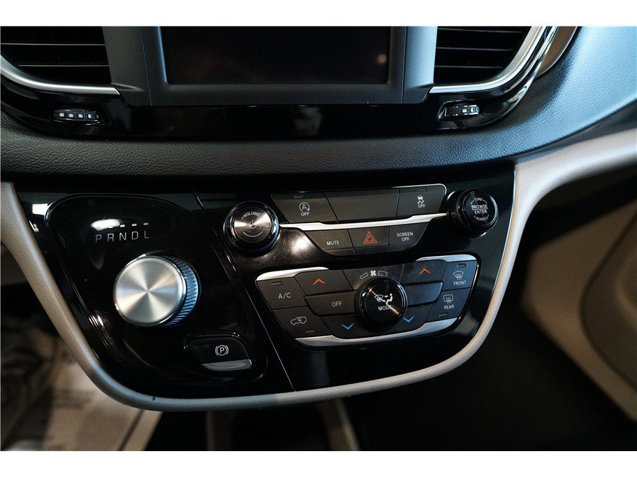 Used 2022 Chrysler Voyager LX image 21