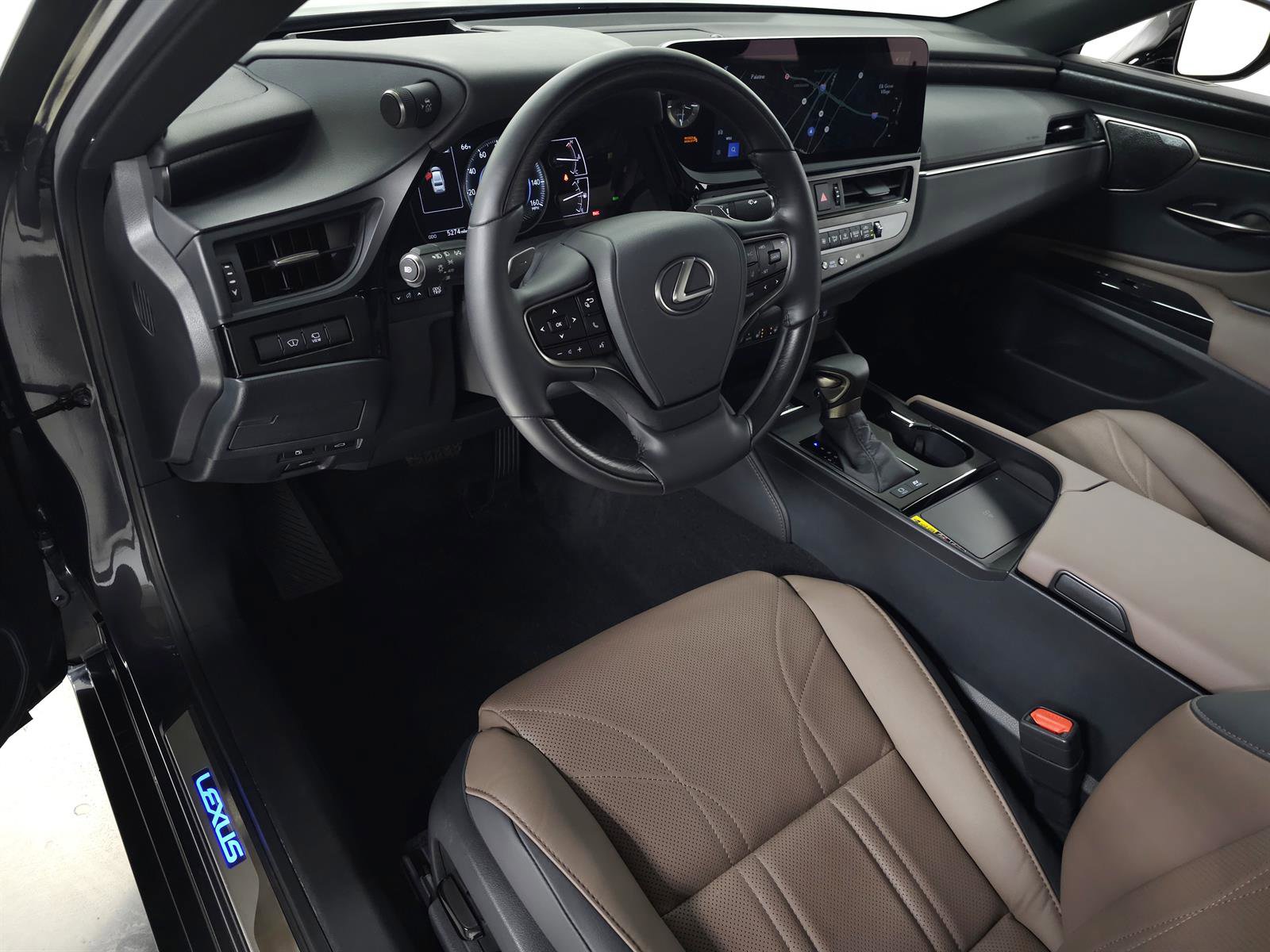 Used 2025 Lexus ES 300h Ultra Luxury image 18