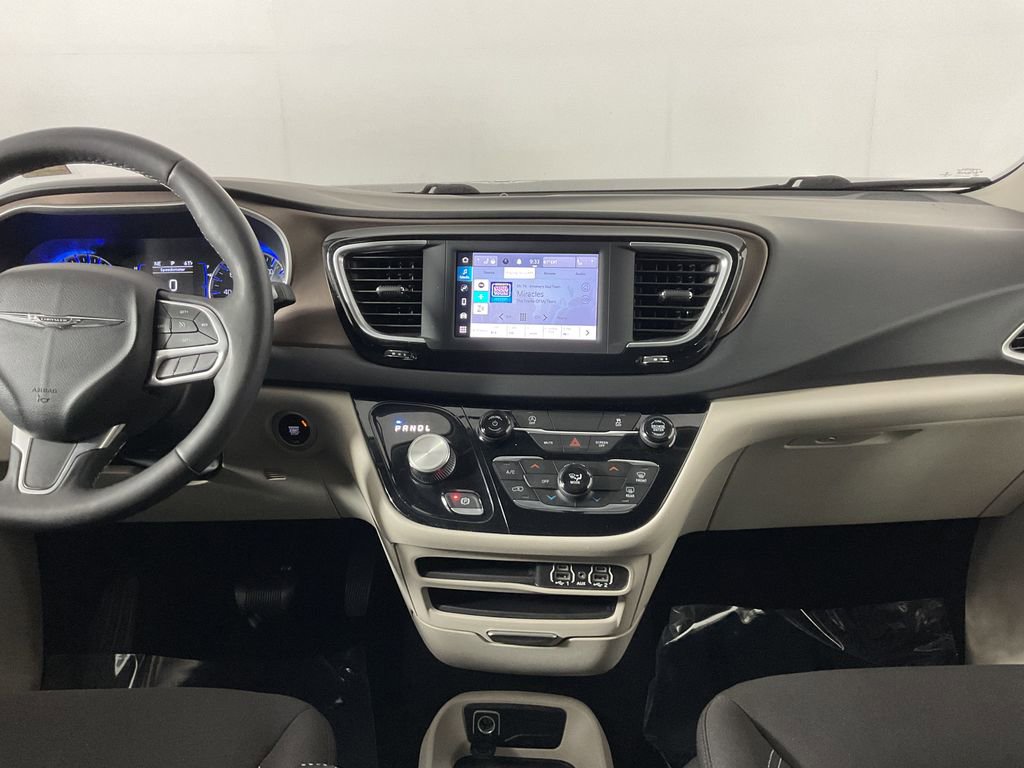 Used 2022 Chrysler Voyager LX image 16