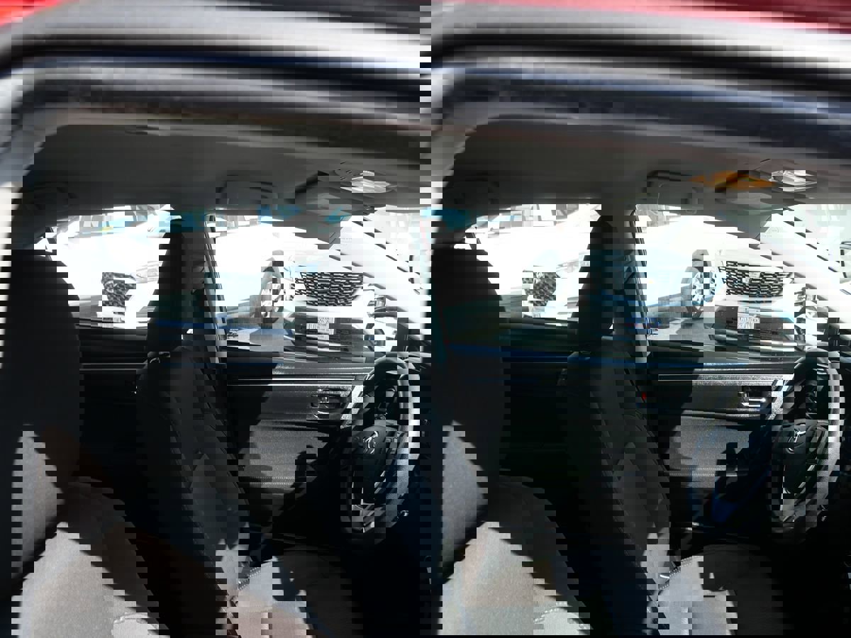 Used 2018 Toyota Corolla LE w/ Carpet Mat Package (TMS) image 28