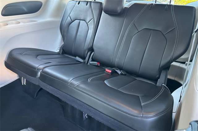 Used 2024 Chrysler Pacifica Touring-L image 18