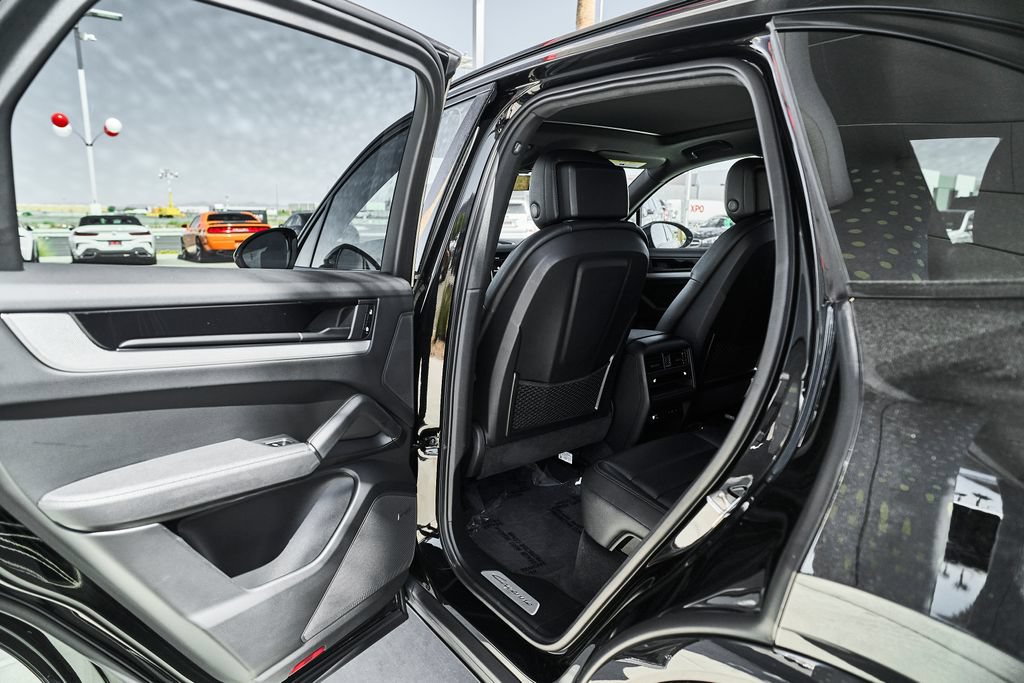 Used 2024 Porsche Cayenne AWD/4WD image 13